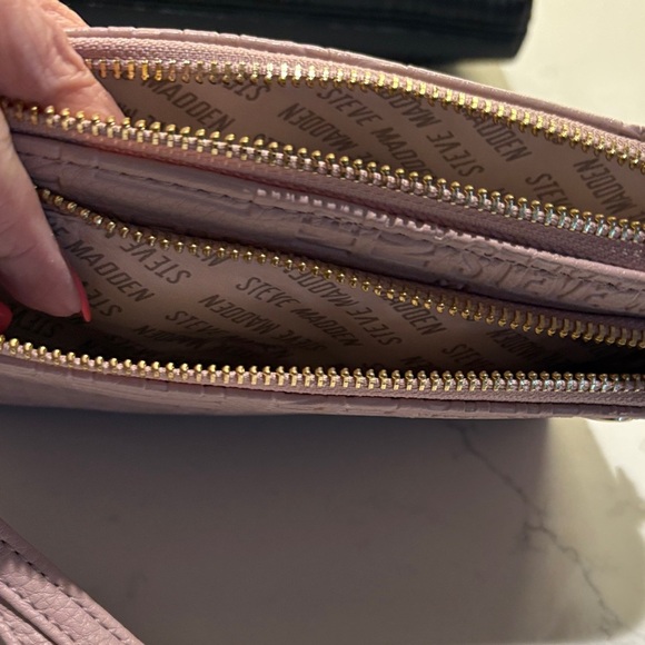Steve Madden Pink Embossed Wristlet New, never worn - Picture 4 of 6